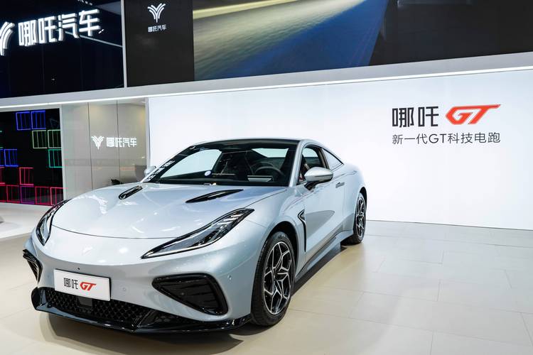 成都134哪吒汽车在智能汽车领域的表现，领途汽车在新能源汽车市场中的影响力